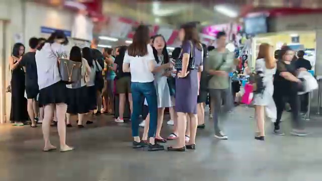 4K时间间隔:拥挤的步行空中列车视频素材