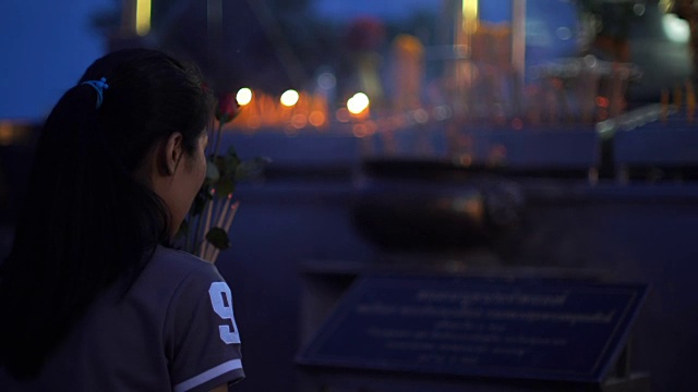 不明身份女子手持焚香祈佛视频素材