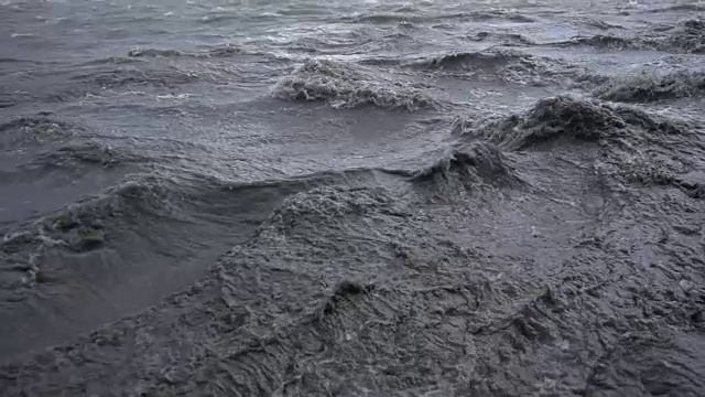 暴风雨中激起的涟漪视频素材