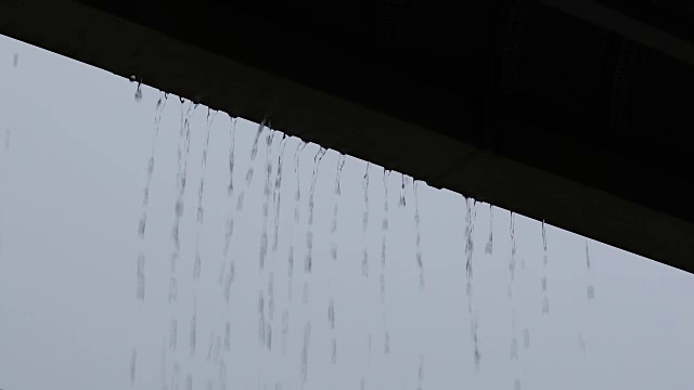 雨水滴落在天沟屋顶房屋，雨天天气景象视频素材