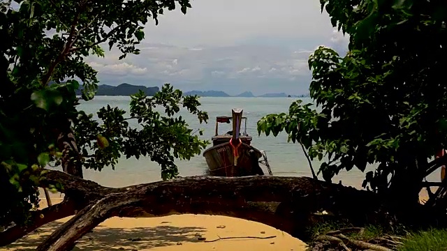 站在海滩上的那个女孩要上长尾船。视频素材