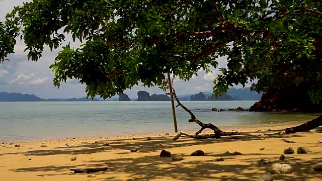 美丽的海滩和攀牙省的山景。视频素材