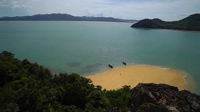 从悬崖顶端俯瞰海滩和山脉的全景。视频素材