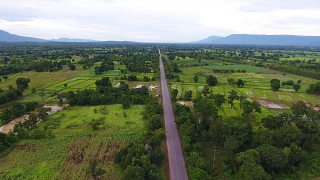 泰国乡村公路鸟瞰图。视频素材