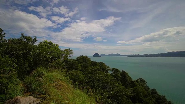 从山顶俯瞰大海、海滩和山脉的全景。视频素材