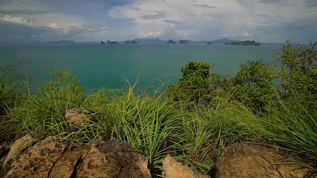 山顶上的海景。视频素材