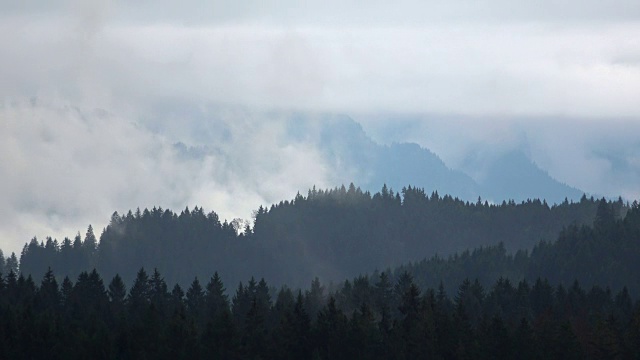 山地森林上空的云，雾，云景，时间流逝，阿尔卑斯山，巴伐利亚，4K视频素材