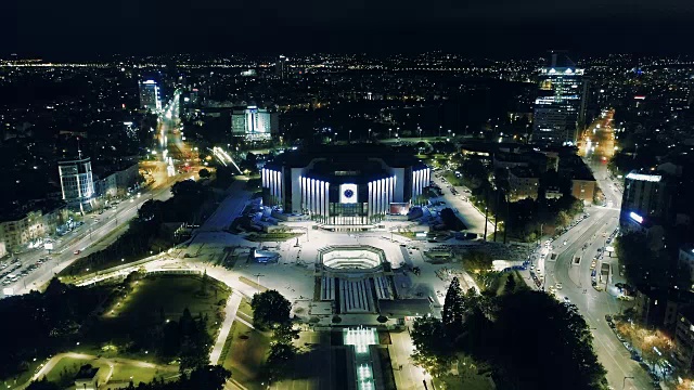 令人惊叹的电影无人机揭示了在夜晚飞过市中心灯光的镜头视频素材