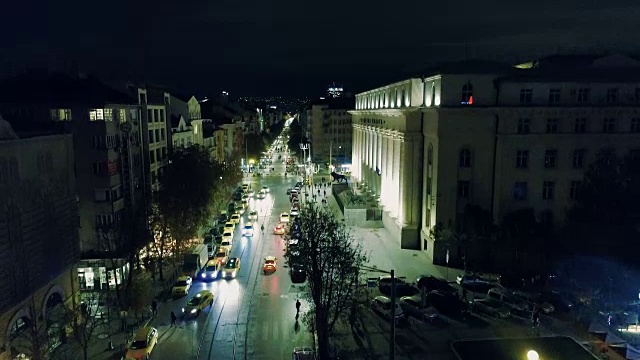 无人机夜间上升显示城市灯光视频素材