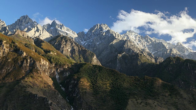 玉龙雪山(玉龙雪山)和虎跳峡，云南，中国，亚洲视频素材