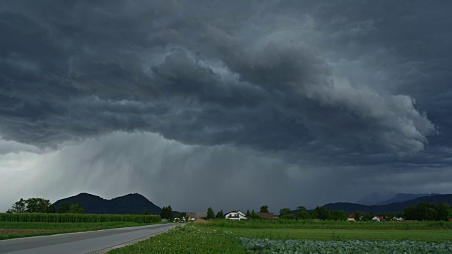 特写:下雨前，田园诗般的农田上空乌云密布视频素材