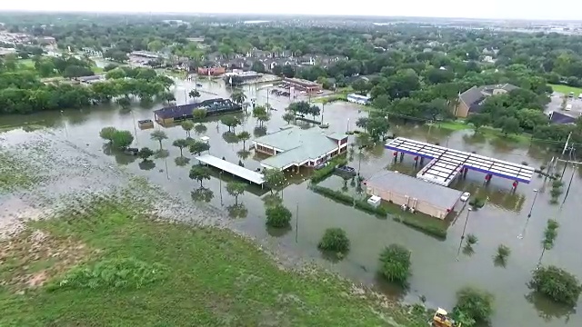 加油站和企业被洪水淹没视频素材