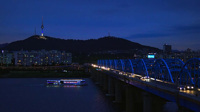 汉城东峰桥和汉江上的首尔城市天际线视频素材