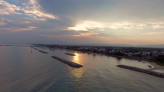 美丽的海滩和日落，鸟瞰图视频素材