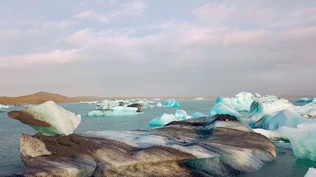 冰岛Jokulsarlon冰川泻湖清晨鸟瞰图视频素材