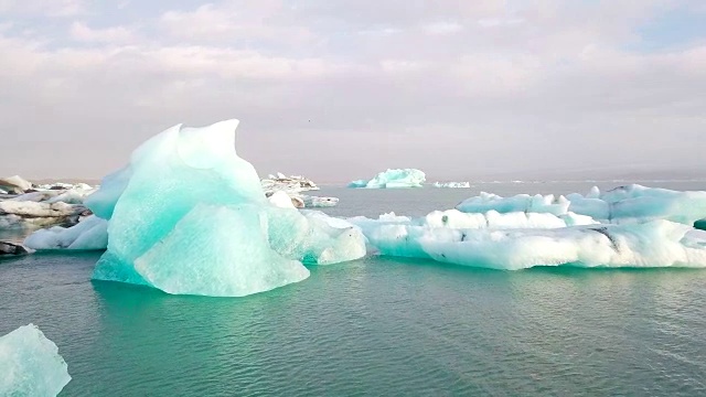 冰岛Jokulsarlon冰川泻湖清晨鸟瞰图视频素材