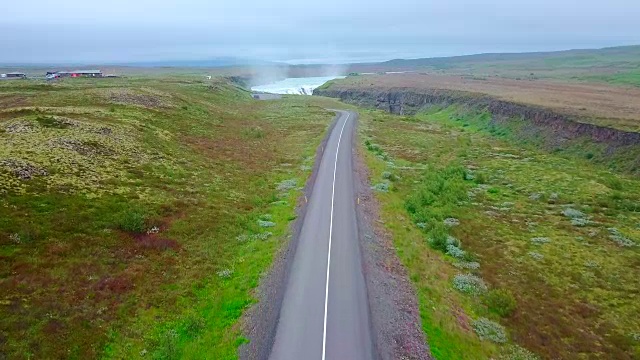 鸟瞰图路去海湾瀑布在冰岛视频素材