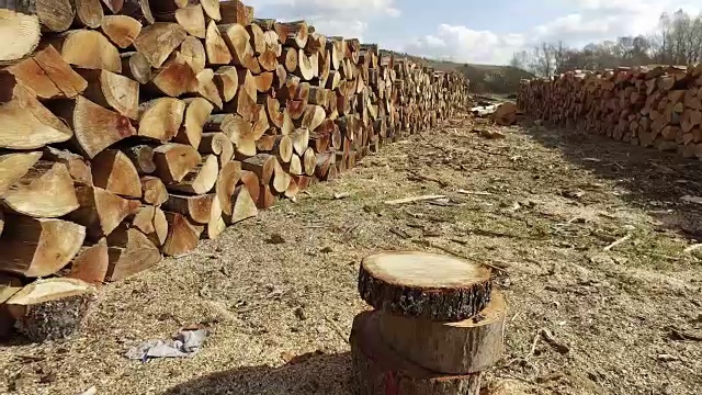 天然木制背景-特写切碎的柴火。柴火堆起来准备过冬视频素材