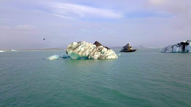 冰岛Jokulsarlon冰川泻湖清晨鸟瞰图视频素材