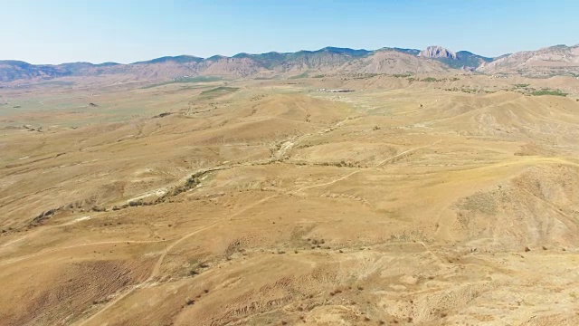 航拍图:蓝天背景下的高山高原视频素材