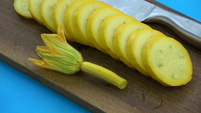 旋转食品背景。小胡瓜片和菜刀视频素材