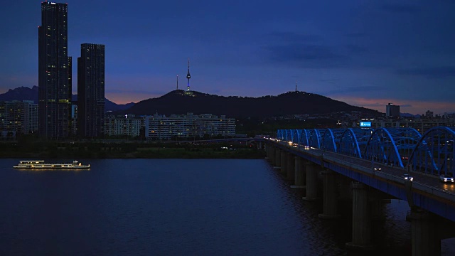 汉城东峰桥和汉江上的首尔城市天际线视频素材