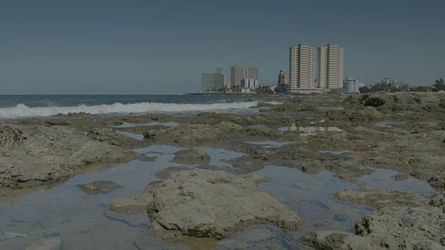 当海浪冲击海滩时，静止的水变成了沙子视频素材