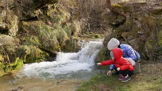 冬季优惠。母女徒步旅行视频素材