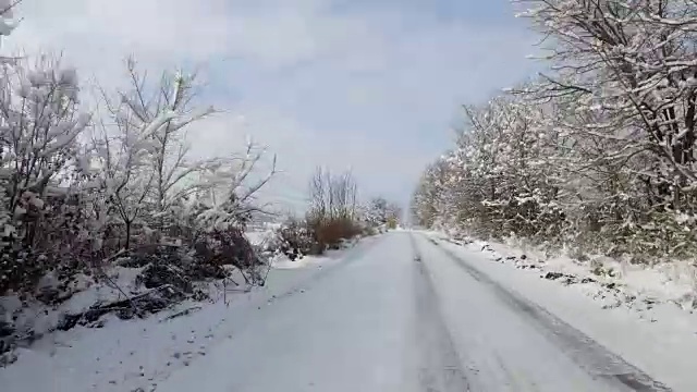 冬天雪地上行驶在乡村的山路上，个人透视视频素材