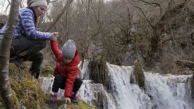 冬季优惠。母女徒步旅行视频素材