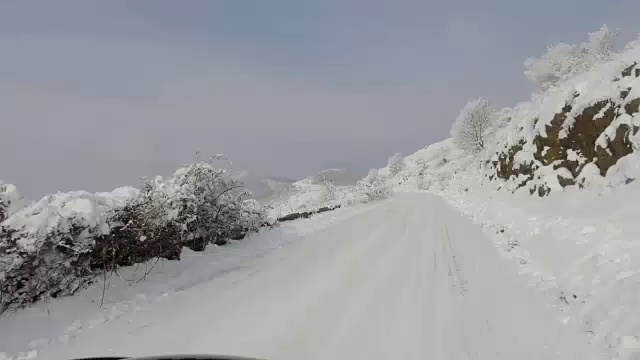 清晨在冬日的路上开车视频素材