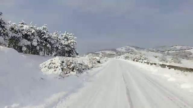 时光飞逝的跑车行驶在冬天的雪道上，上山上山视频素材