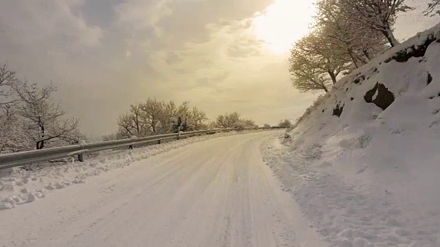 汽车和雪花在冬天的森林道路上有很多雪视频素材