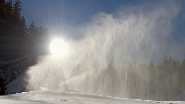 雪炮映衬着蓝天和太阳，慢镜头视频素材