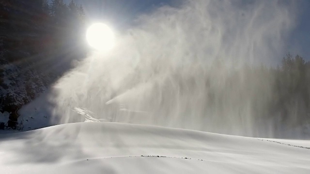 造雪是在滑雪斜坡上制造雪的慢动作视频素材