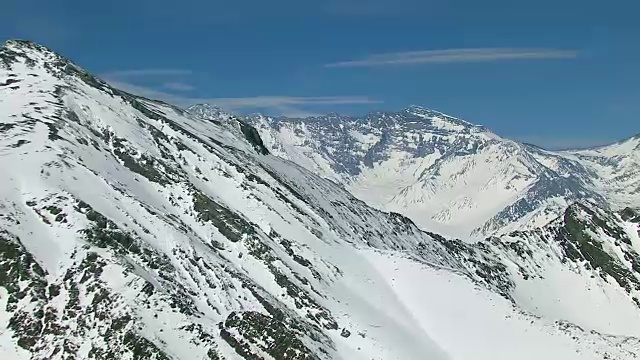 白雪皑皑的群山俯瞰天空视频素材