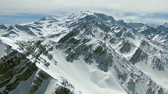 空中拍摄的雪山安第斯视频素材