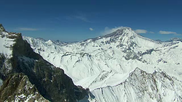 安第斯山脉图蓬加托火山鸟瞰图视频素材