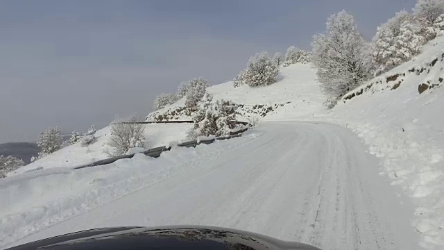 冬天下雪危险，行驶在乡村弯弯曲曲的山路上上山视频素材