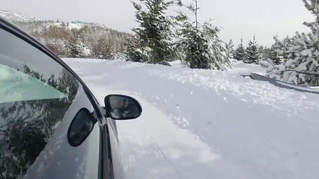 白天在雪山路上行驶的汽车的POV视频素材