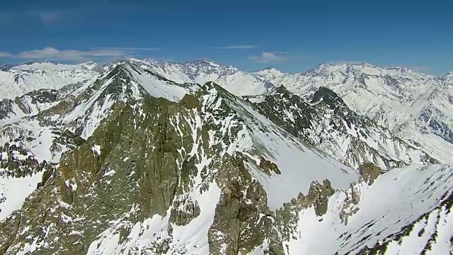 智利安第斯山脉高耸的山峰视频素材