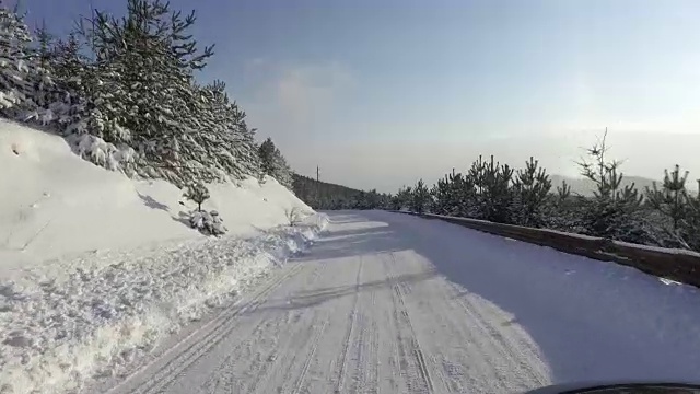 跑车在冬天的雪道上飞驰，上山上山视频素材