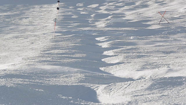 阳光明媚的滑雪斜坡视频素材