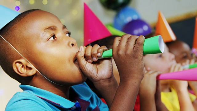 孩子们在4k生日派对上吹响派对喇叭视频素材