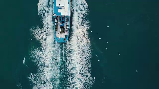 海上渔船鸟瞰图视频素材