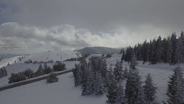 大自然覆盖着4K的积雪视频素材