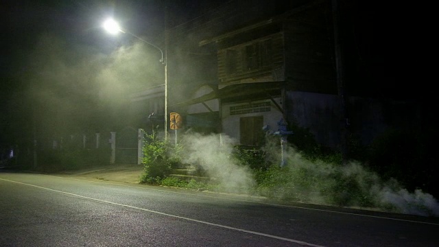 在泰国，街道上的烟在黑暗的地方，旧公共废弃的房子背景。恐怖的场景视频素材