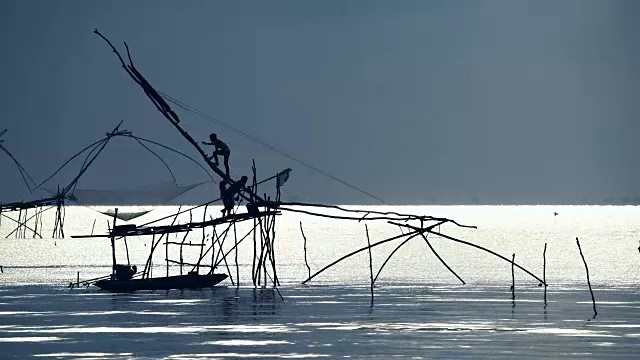 Yokyor是泰国人古老的捕鱼风格，在Pak Pra村，日出时间在Phatthalung，泰国。视频素材