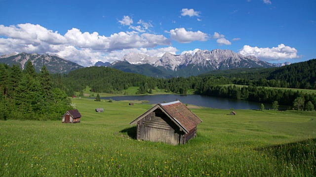 拍摄于杰洛兹湖，背景是小屋和卡温德尔山脉。Geroldsee, Mittenwald, Garmisch-Partenkirchen，巴伐利亚阿尔卑斯山，Karwendel山脉，德国巴伐利亚。视频素材