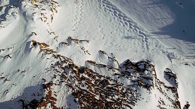 空中拍摄的山区地形附近的一个滑雪场视频素材